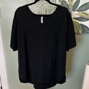 Zenana Outfitters Relaxed Black V-Neck Short Sleeve Top